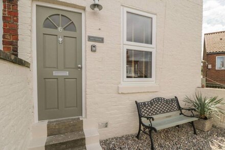 PIPIT HOUSE, pet friendly, character holiday cottage in Whitby