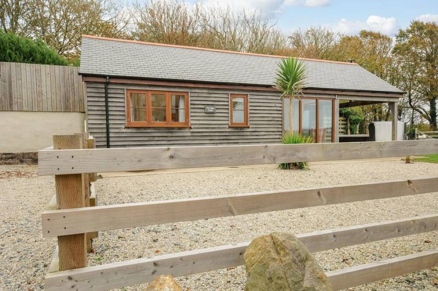 POL GLAS CABIN, pet friendly, country holiday cottage in Mullion