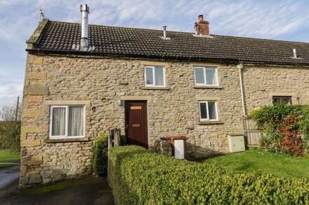 GATESIDE, character holiday cottage, with open fire in Pickering