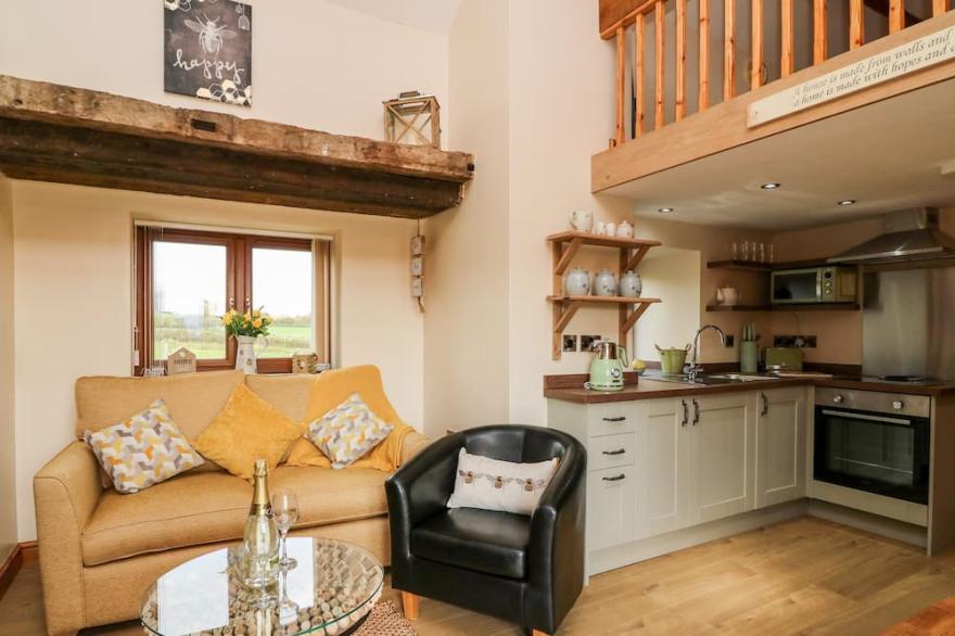 TEGFAN BARN, romantic, character holiday cottage in Rhayader
