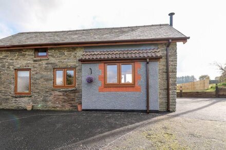 TEGFAN BARN, romantic, character holiday cottage in Rhayader