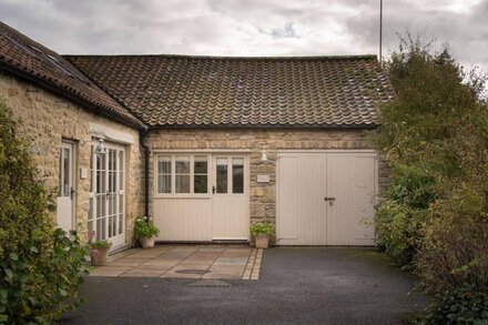 FORD END COTTAGE, pet friendly, with open fire in Ampleforth