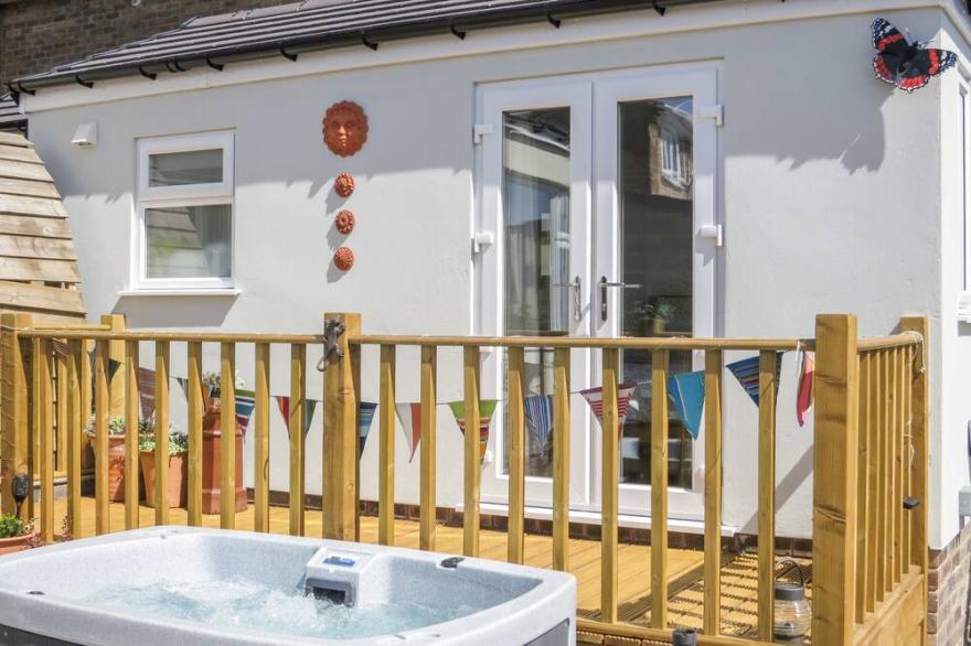 DWARADIN, pet friendly, with hot tub in Matlock