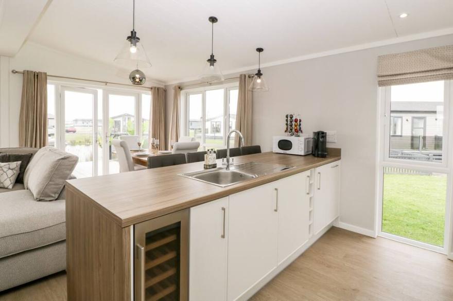 SUMMERDOWN, family friendly, country holiday cottage in Brean