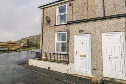 9 ARDUDWY TERRACE, pet friendly, with open fire in Trawsfynydd