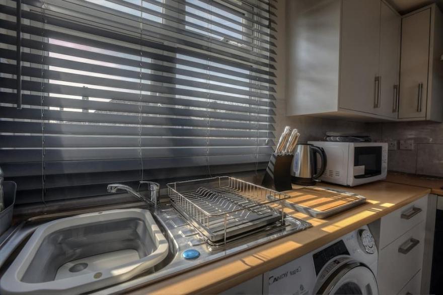 Bedsit with private shower in loft of a house (No smoking)