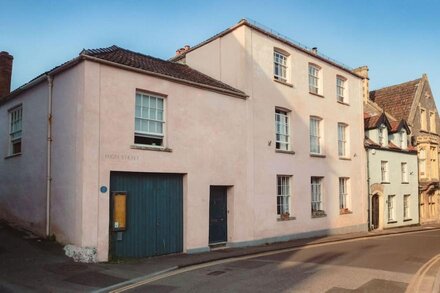 Cinema, library, and beautifully decorated GII listed house in medieval village