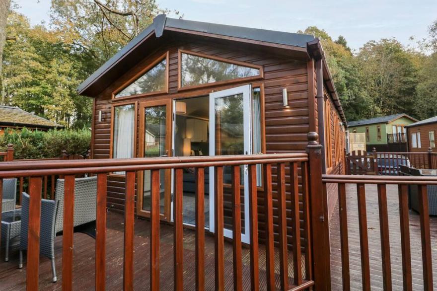 WANSFELL LODGE, pet friendly, with a garden in White Cross Bay