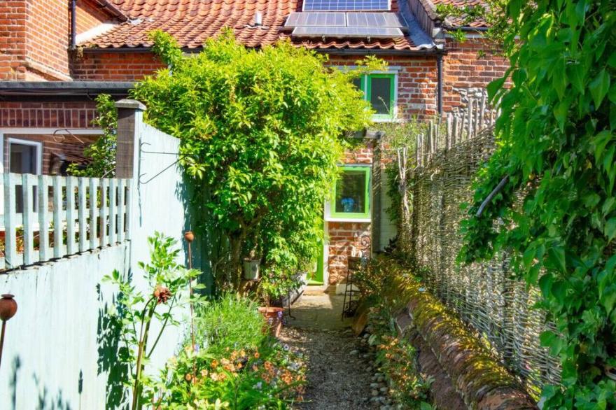 Sky Cottage - One Bedroom House, Sleeps 2