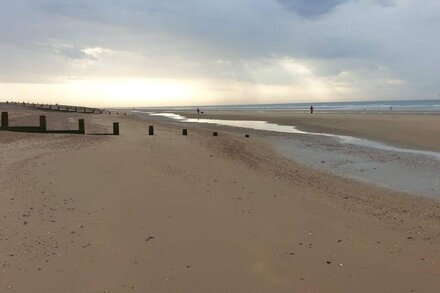 A modern 3 double bedroom house in Camber, Rye near the sand dunes & beach.