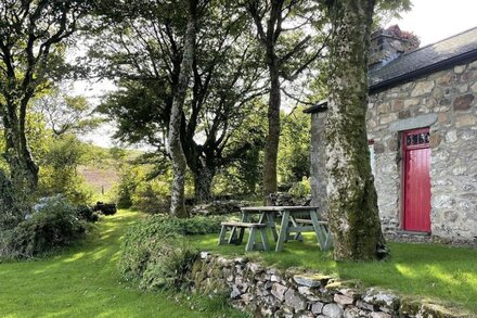 Mountain Cottage with stunning Views towards the sea