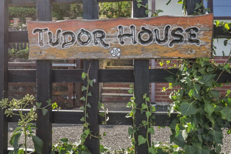 TUDOR HOUSE, Family Friendly, With Open Fire In Symonds Yat
