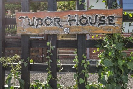 TUDOR HOUSE, family friendly, with open fire in Symonds Yat