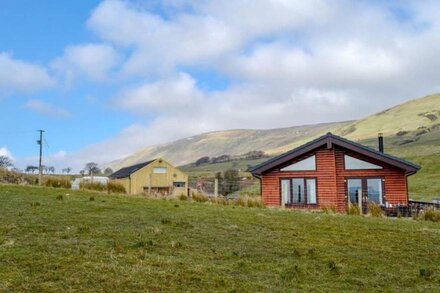 3 bedroom 2 bathroom Clyde lodge with hottub and excellent views