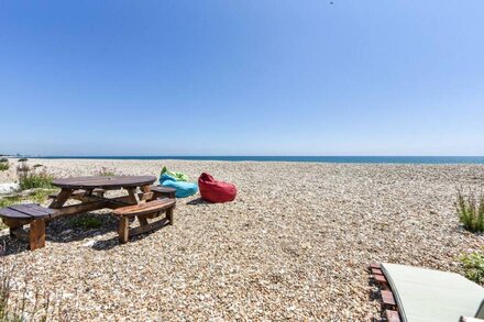 Seasidings, Pagham - sleeps 10 guests  in 5 bedrooms