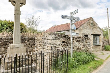 DUNNING, THE MOUNT, pet friendly, character holiday cottage in York