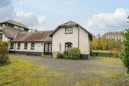 CHESTNUT COTTAGE, family friendly, with a garden in Llanilar