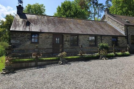 TY BARCUD, pet friendly, character holiday cottage in Llanddewi-Brefi