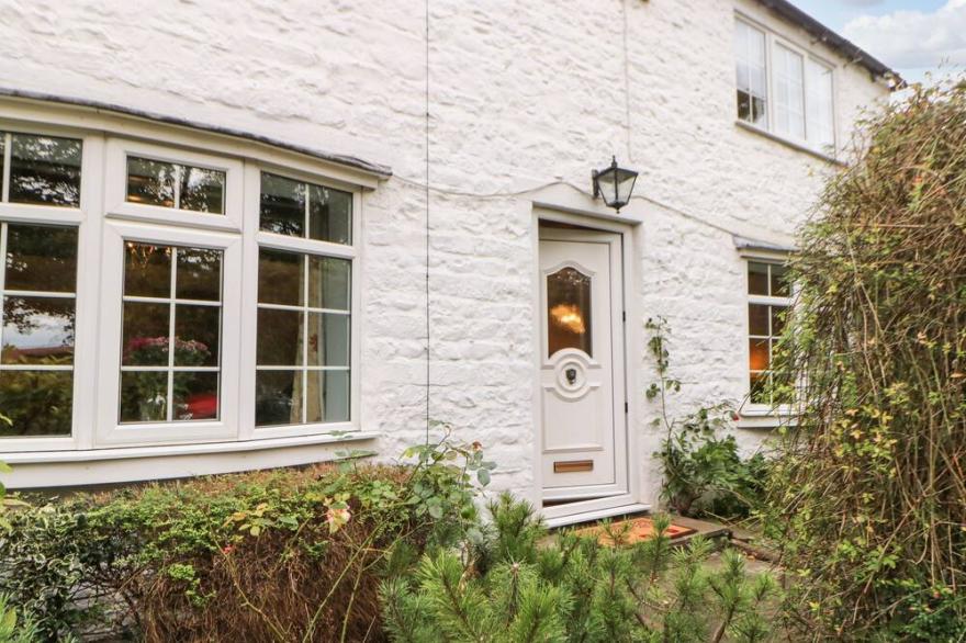 WEST VIEW, pet friendly, character holiday cottage in Ripon