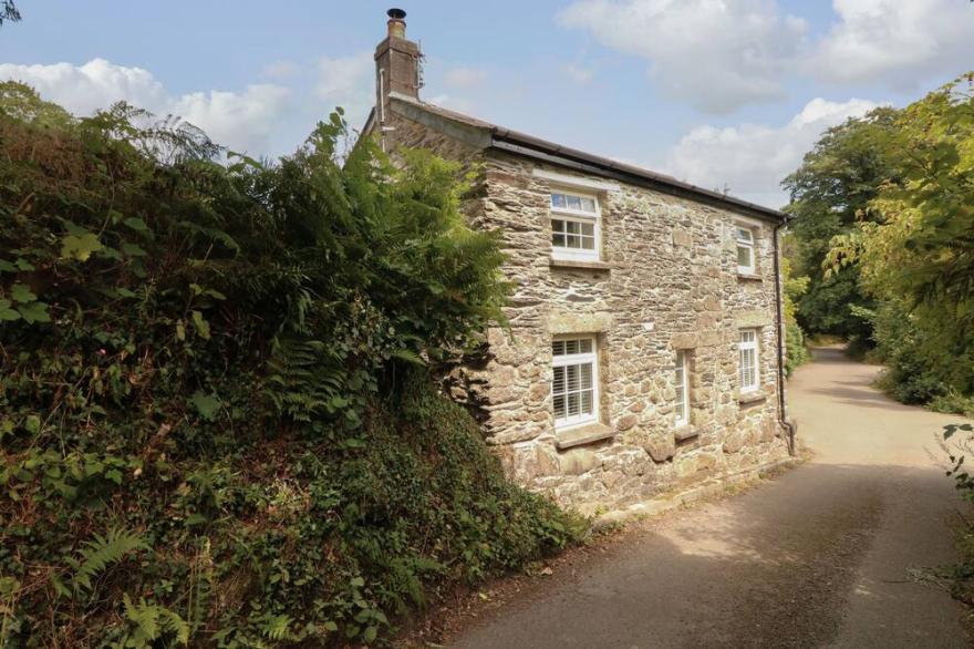 THE GRANARY, pet friendly, country holiday cottage in St Breward
