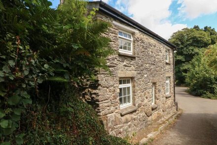 THE GRANARY, pet friendly, country holiday cottage in St Breward