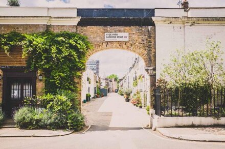 Spacious Mews House within the Hyde Park Estate. Internal Parking & Roof Terrace