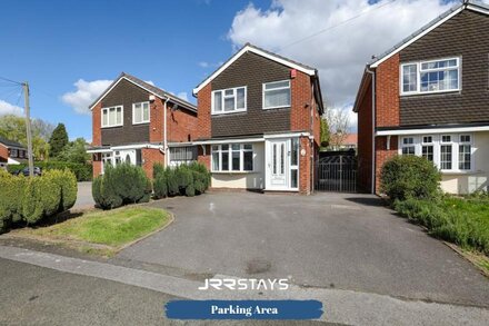 J.R.R Stays - Wolverhampton - 3 BedHome w/Parking