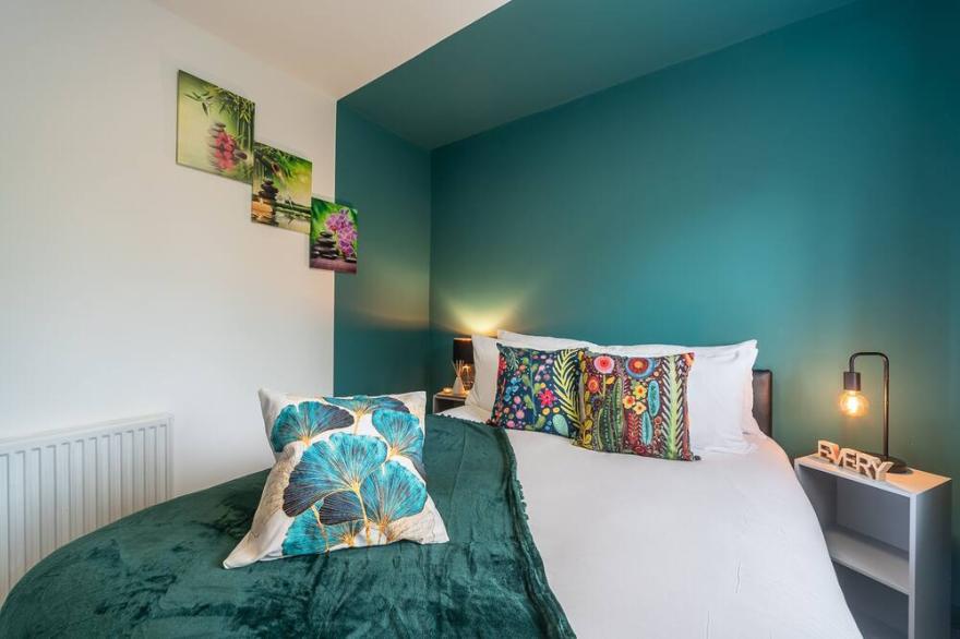 J's FrEsH Newly RefurB 2 Bedroom Garden Parking