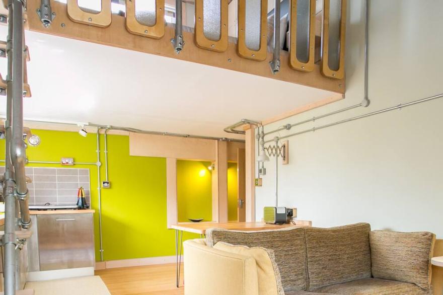 Amazon At Claron Lodge - Beautiful Double-Height En-Suite Studio Apartment