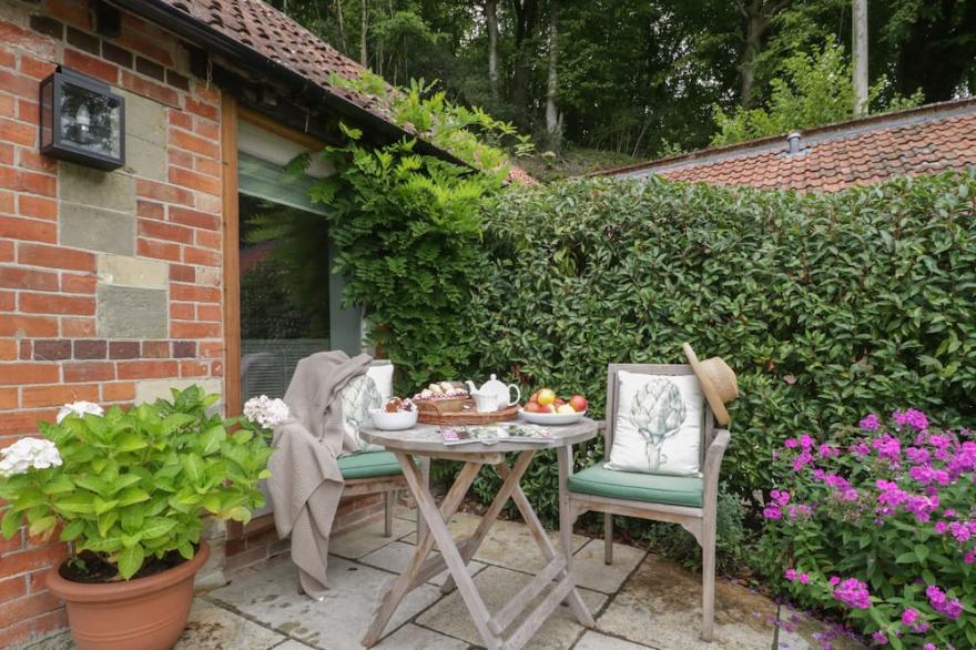 COW DROVE COTTAGE, romantic, character holiday cottage in East Knoyle