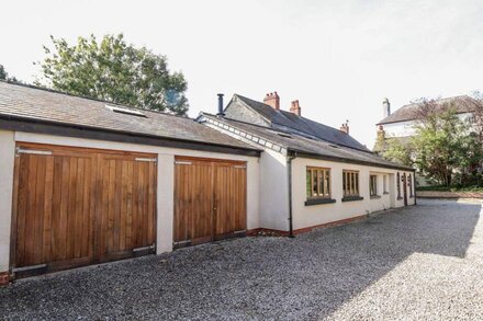 ABBEY COTTAGE, pet friendly, character holiday cottage in Denbigh