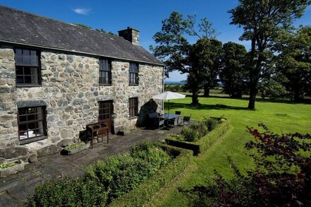 GLASFRYN FAWR, pet friendly, character holiday cottage in Pwllheli