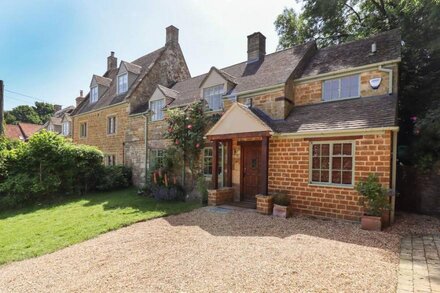 1 THE LANE, pet friendly, with a garden in Chipping Norton