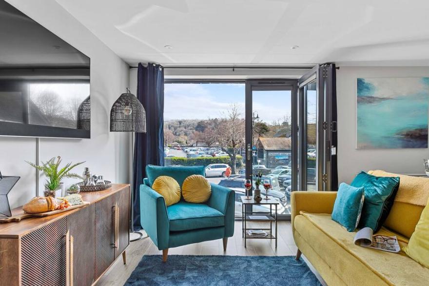 Architect designed luxury apartment with parking, central Dartmouth