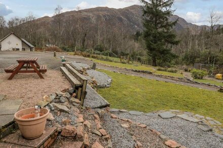 COIRE-DHIUBH, pet friendly, character holiday cottage in Glenfinnan