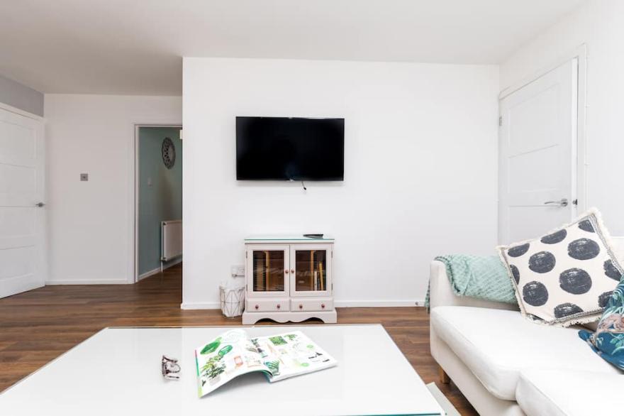 Ground floor maisonette with patio, close to town!