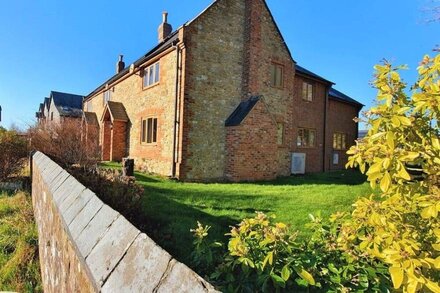 Spacious Rural Cottage with Private Hot Tub in Dorset