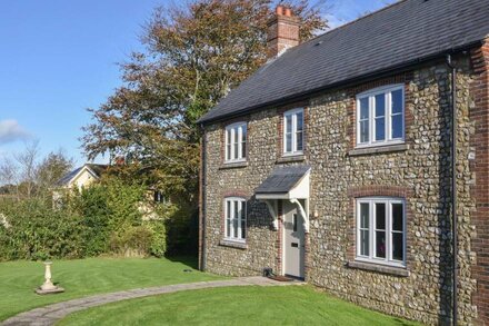 SOUTH GLEBE, pet friendly, character holiday cottage in Hawkchurch