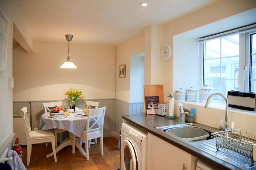 Ideal Dorset holiday cottage perfect for beach walks, pub lunches & log fires.