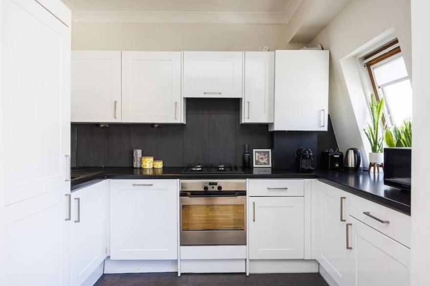 Modern apartment in West London close to Hammersmith and Sheperds Bush Stations.
