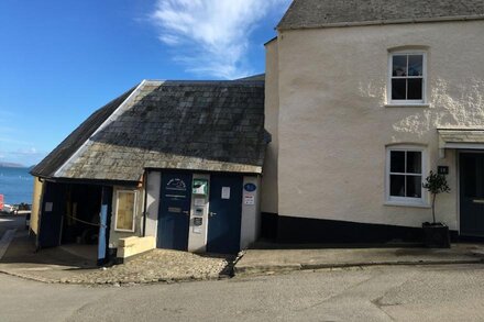 Beautiful Holiday Cottage next to beach in Cawsand, SE Cornwall - dog friendly!