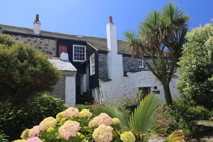 Courtyard cottage private courtyard, 30 secs beaches, shops