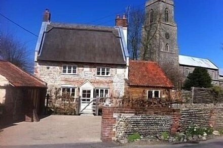 Historic Thatched Cottage Close To The Coast