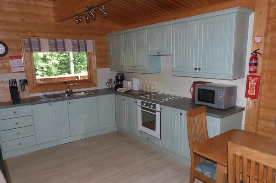 Luxurious 3 Bed Log Cabin Holiday Lodge In Louth, Lincolnshire (3B Sleeps6)
