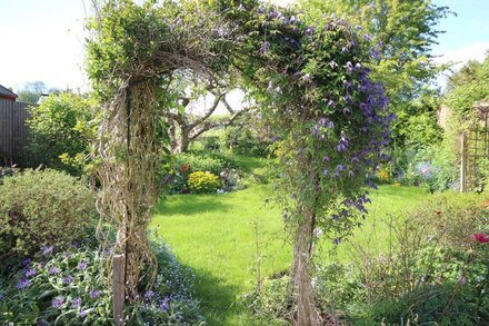 Gorgeous 17th Century Grade II Listed Cottage