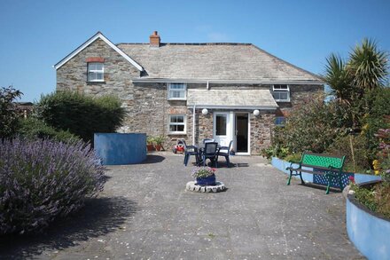 Beautiful dog friendly holiday home for 6 near a sandy beach and Padstow.