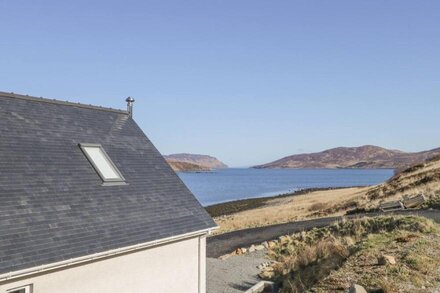 CUILLIN SHORES, family friendly, with open fire in Broadford