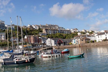 Harbourside cottage on the Quay in Ilfracombe with hot tub