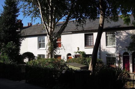 Pretty Victorian cottage (1860) in a charming setting, 15 min walk from seafront