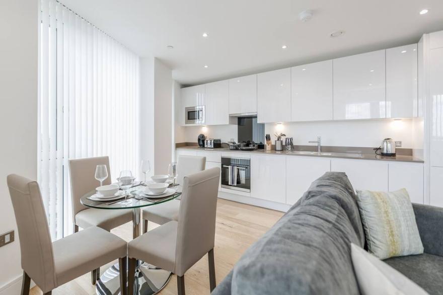 LUXURY STRATFORD APARTMENT